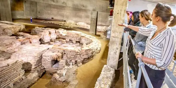 Image of a group of people looking at roman ruins