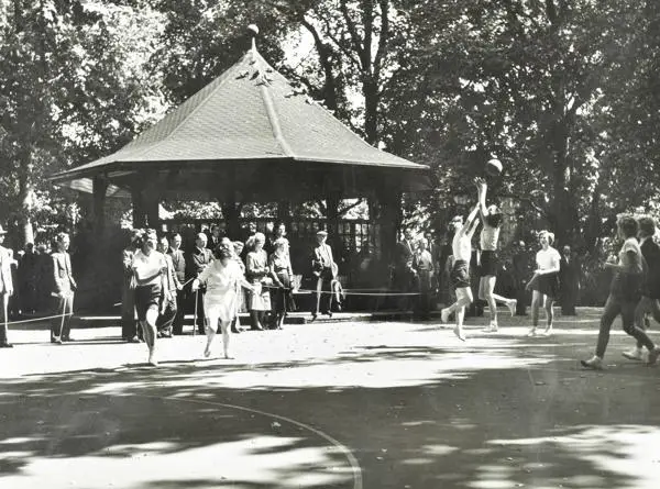 Girls playing netball at lunchtime in Lincoln’s Inn Fields, 1965