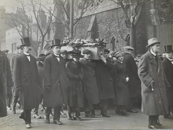 Funeral of Minnie Lansbury in 1922