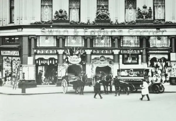 Premises of Swan and Edgar, Piccadilly Circus, 1920