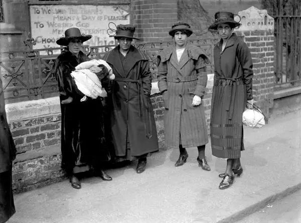 Women in long coats and hats, stand outside an inquest at Twickenham, 1923