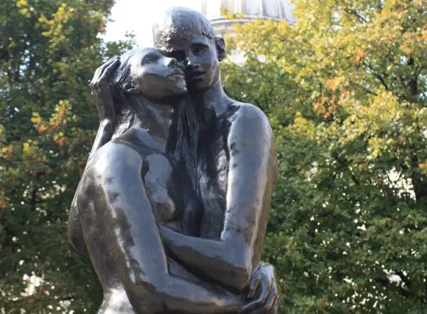 The young lovers statue