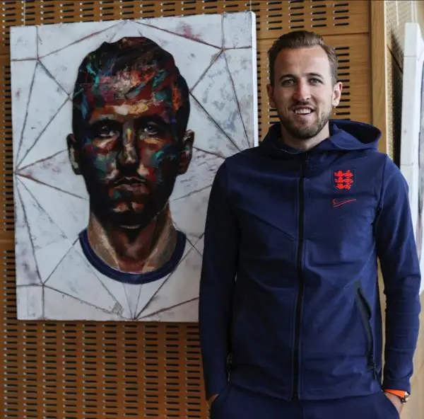 Harry Kane with a portrait of himself